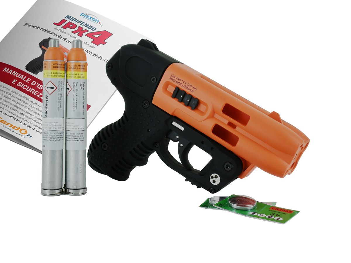 Vista dall'alto di tutti gli elementi inclusi nella confezione: pistola JPX4 Compact Laser, caricatore con 4 colpi, 2 batterie CR2032 e manuale in italiano con certificato di conformita
