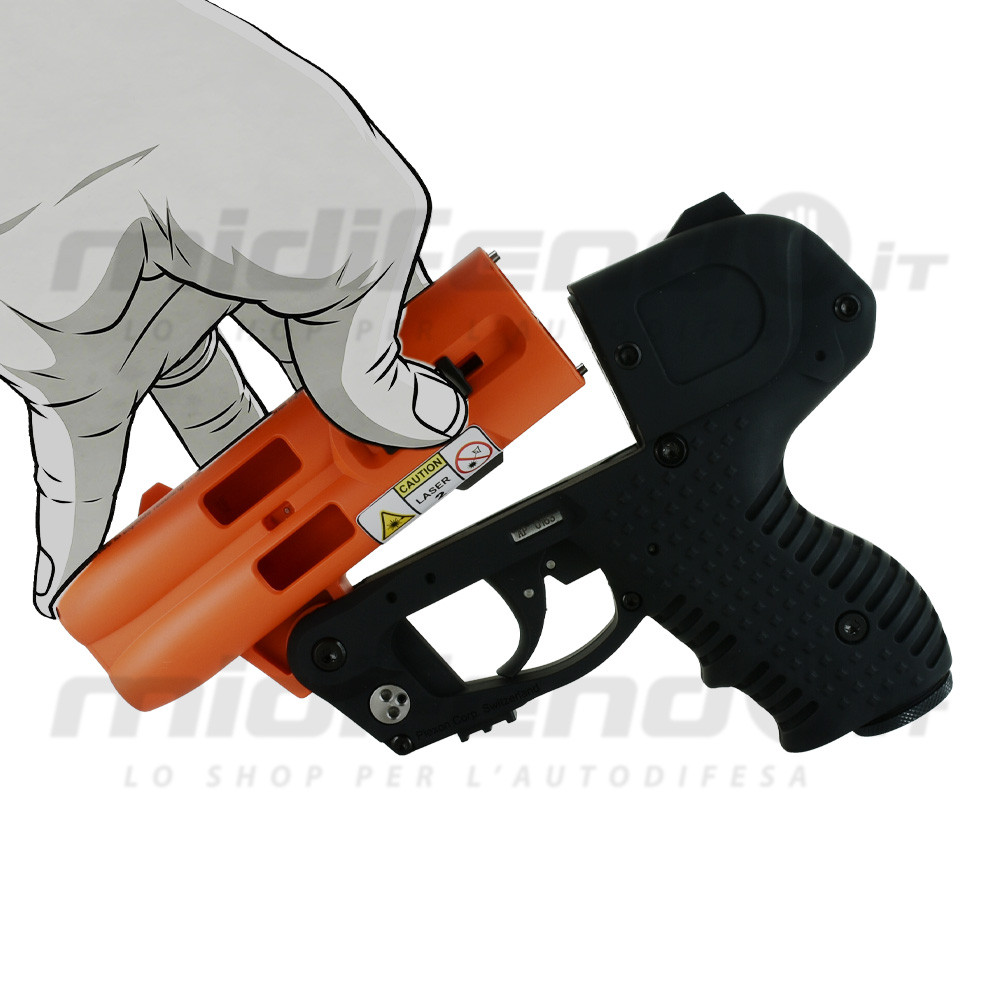 Mano illustrata estrae il caricatore arancione dalla pistola JPX4 Compact Laser nera, vista laterale 3/4 con avviso laser visibile