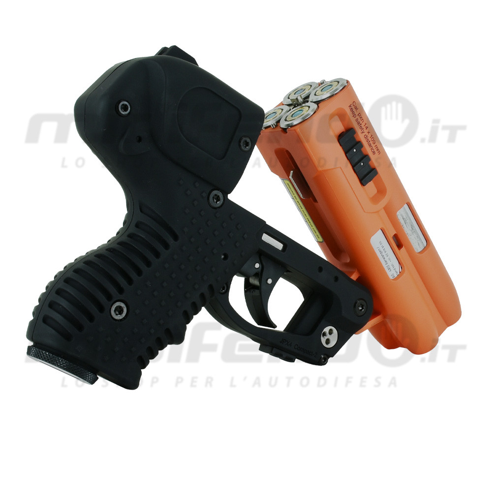JPX4 Compact vista 3/4: frame nero con grilletto e impugnatura zigrinata affiancato al caricatore arancione con 4 cartucce Piexol calibro 14x19mm