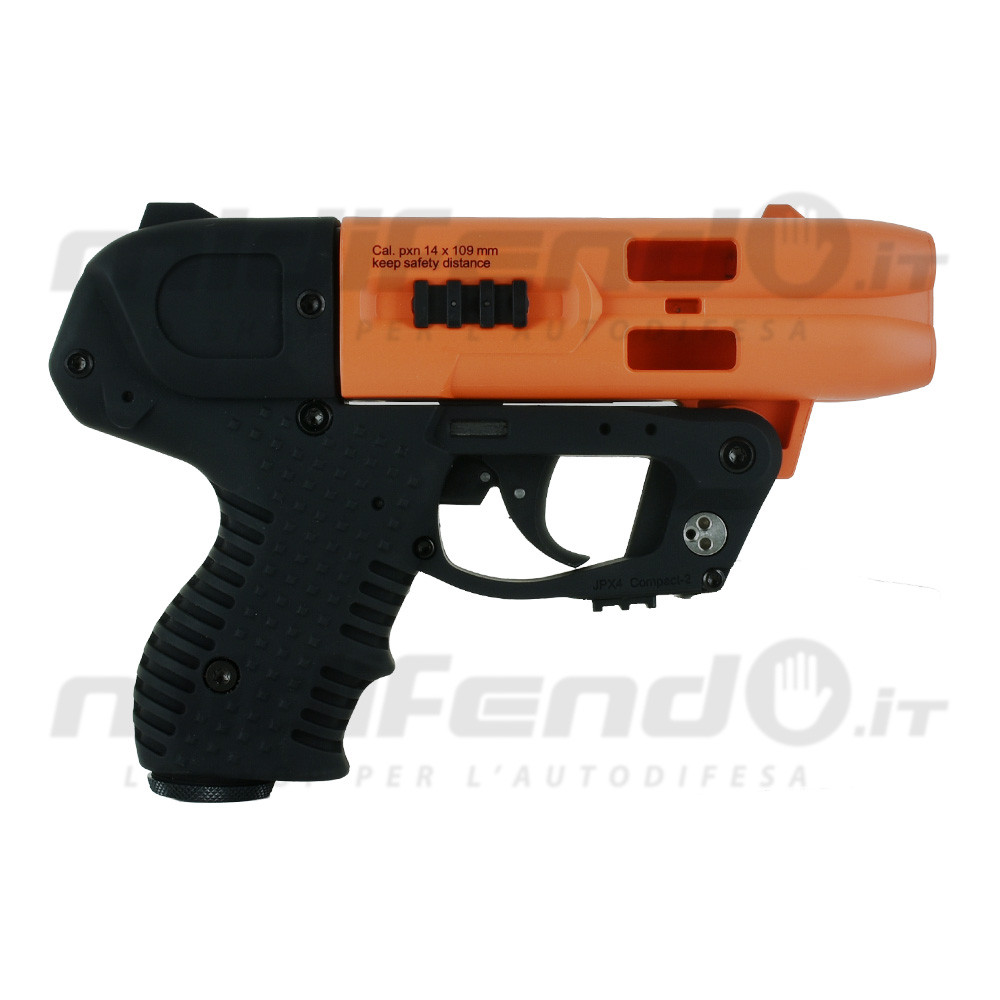 Vista laterale sinistra JPX4 Compact Laser Piexon, corpo arancione e impugnatura nera gommata, grilletto e calibro pxn 14x109mm visibili